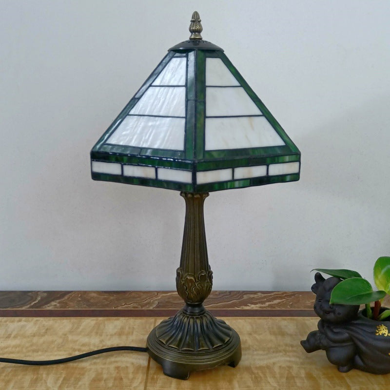 Lampe de table à 1 lumière avec abat-jour conique en verre à grille et base en résine vintage traditionnelle pour salon 