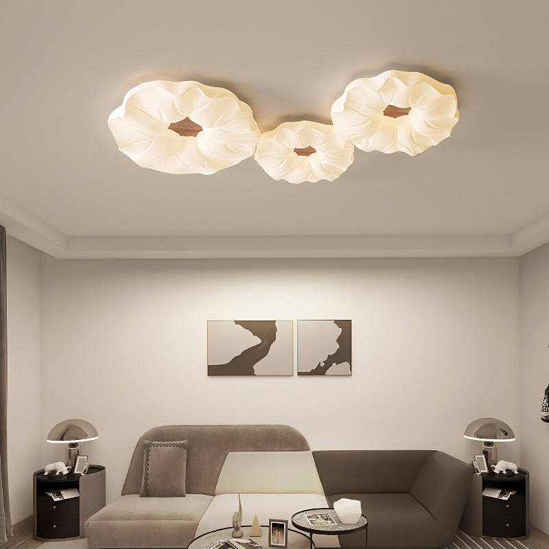 مصباح سقف LED بقاعدة حديدية مع عاكس ضوء أكريليك بتصميم زهرة كريم نورديك معاصر لغرفة النوم 