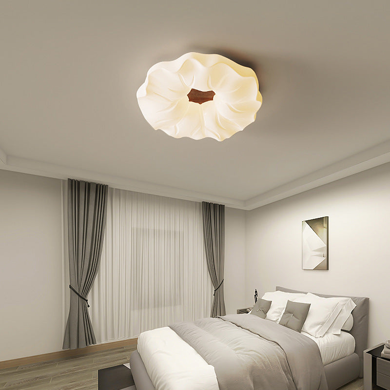 مصباح سقف LED بقاعدة حديدية مع عاكس ضوء أكريليك بتصميم زهرة كريم نورديك معاصر لغرفة النوم 