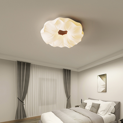 مصباح سقف LED بقاعدة حديدية مع عاكس ضوء أكريليك بتصميم زهرة كريم نورديك معاصر لغرفة النوم 
