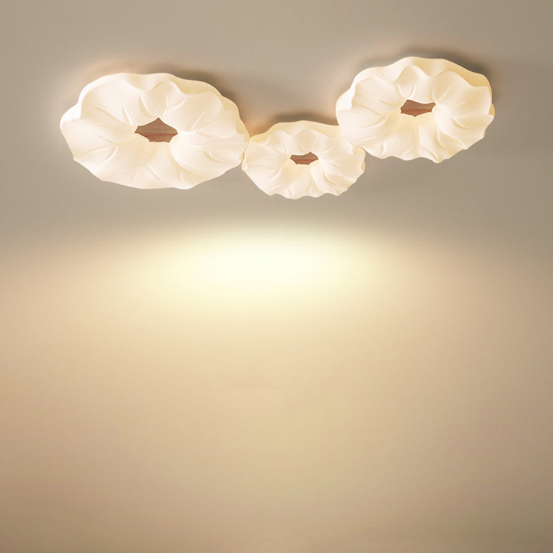 مصباح سقف LED بقاعدة حديدية مع عاكس ضوء أكريليك بتصميم زهرة كريم نورديك معاصر لغرفة النوم 