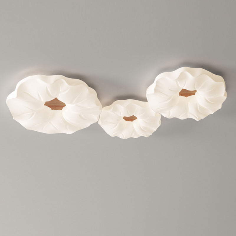 مصباح سقف LED بقاعدة حديدية مع عاكس ضوء أكريليك بتصميم زهرة كريم نورديك معاصر لغرفة النوم 