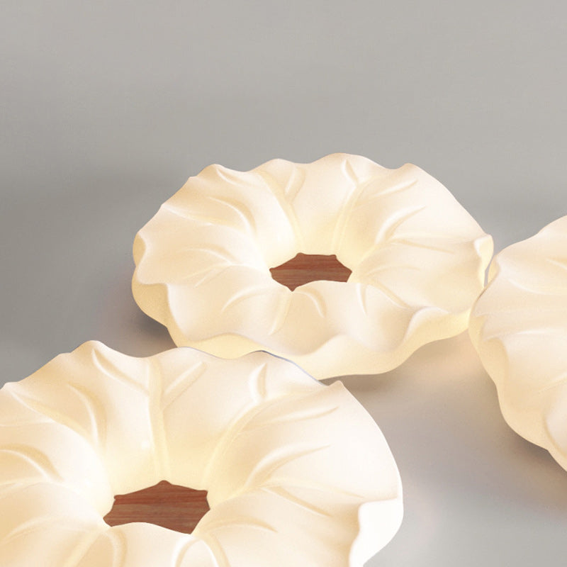 مصباح سقف LED بقاعدة حديدية مع عاكس ضوء أكريليك بتصميم زهرة كريم نورديك معاصر لغرفة النوم 