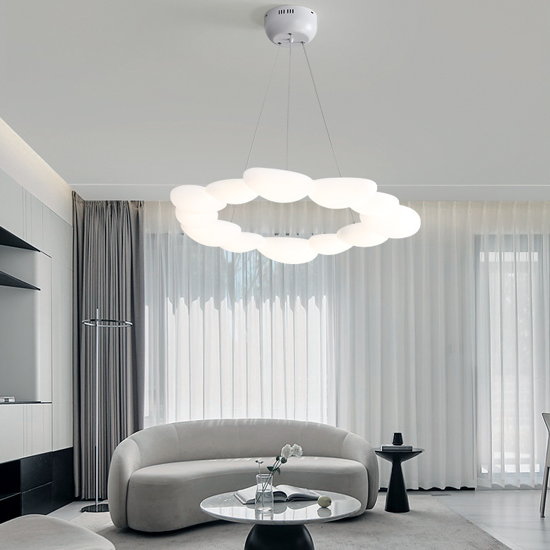 Zeitgenössische skandinavische Kiesel-PE-Lampenschirm-Hardware-LED-Kronleuchter für das Esszimmer 