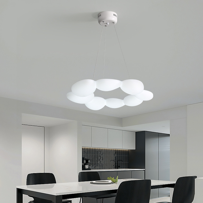 Zeitgenössische skandinavische Kiesel-PE-Lampenschirm-Hardware-LED-Kronleuchter für das Esszimmer 