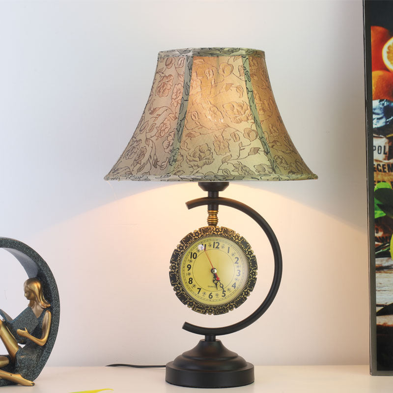 Pantalla de lámpara de tela con patrón de reloj europeo tradicional, base de hierro, lámpara de mesa de 1 luz para sala de estar 