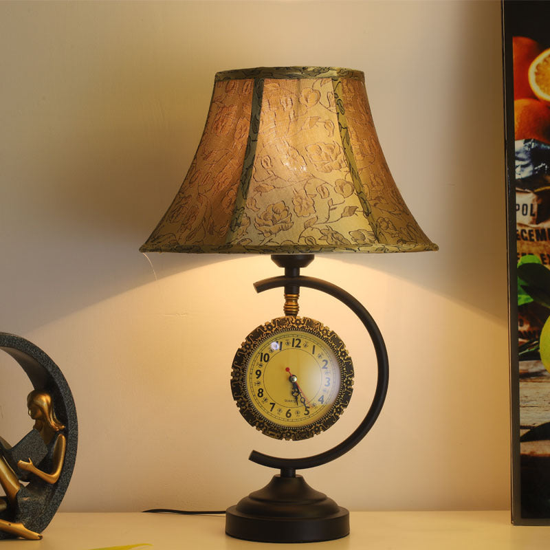 Pantalla de lámpara de tela con patrón de reloj europeo tradicional, base de hierro, lámpara de mesa de 1 luz para sala de estar 