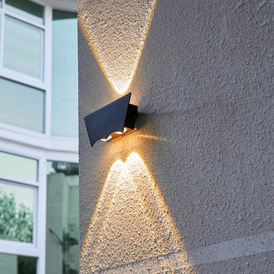Aplique de pared LED con pantalla de lámpara de aluminio completo en forma de trapecio invertido impermeable de simplicidad moderna para patio exterior 