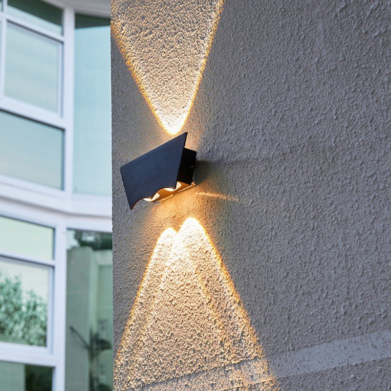 Aplique de pared LED con pantalla de lámpara de aluminio completo en forma de trapecio invertido impermeable de simplicidad moderna para patio exterior 