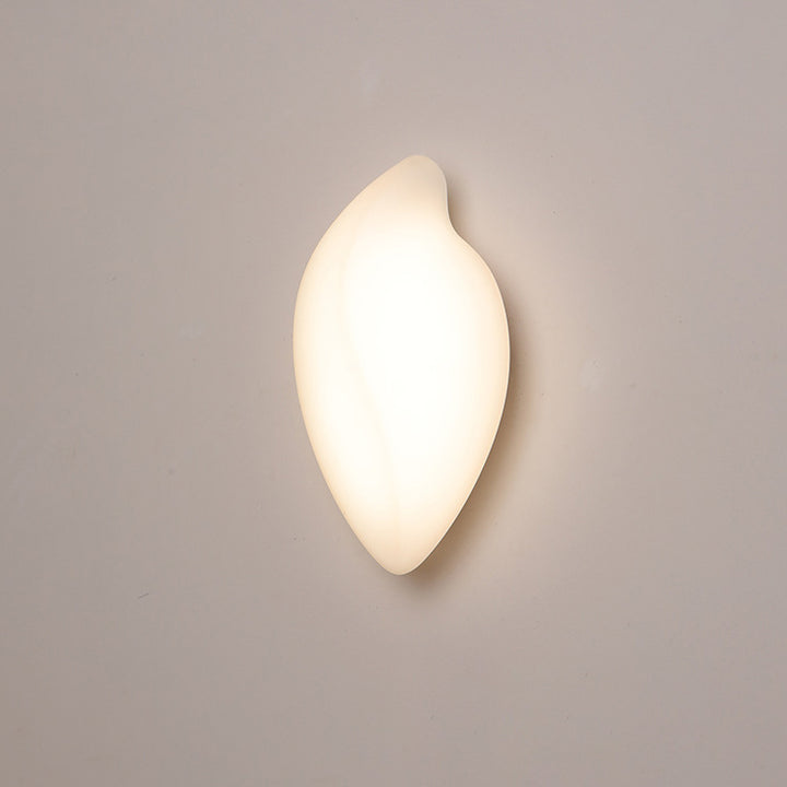Applique murale LED en forme de feuille crème minimaliste moderne avec abat-jour en fer roto-moulé pour salon 