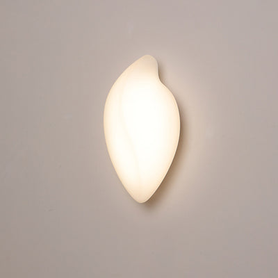 Moderne minimalistische cremefarbene Blattform-Roto-Guss-Eisenlampenschirm-LED-Wandleuchte für das Wohnzimmer 