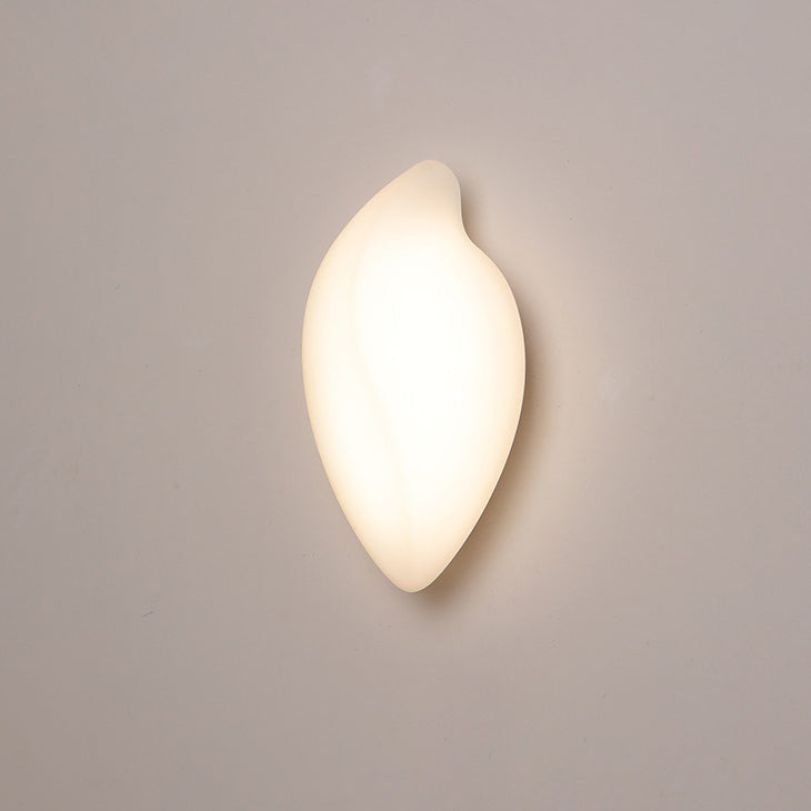 Moderne minimalistische cremefarbene Blattform-Roto-Guss-Eisenlampenschirm-LED-Wandleuchte für das Wohnzimmer 
