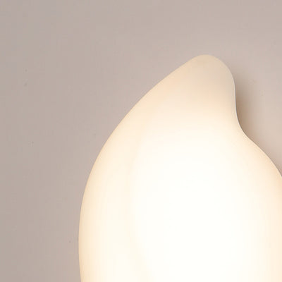 Moderne minimalistische cremefarbene Blattform-Roto-Guss-Eisenlampenschirm-LED-Wandleuchte für das Wohnzimmer 