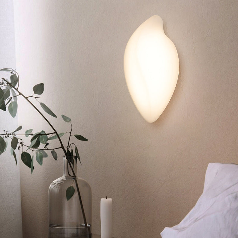 Moderne minimalistische cremefarbene Blattform-Roto-Guss-Eisenlampenschirm-LED-Wandleuchte für das Wohnzimmer 