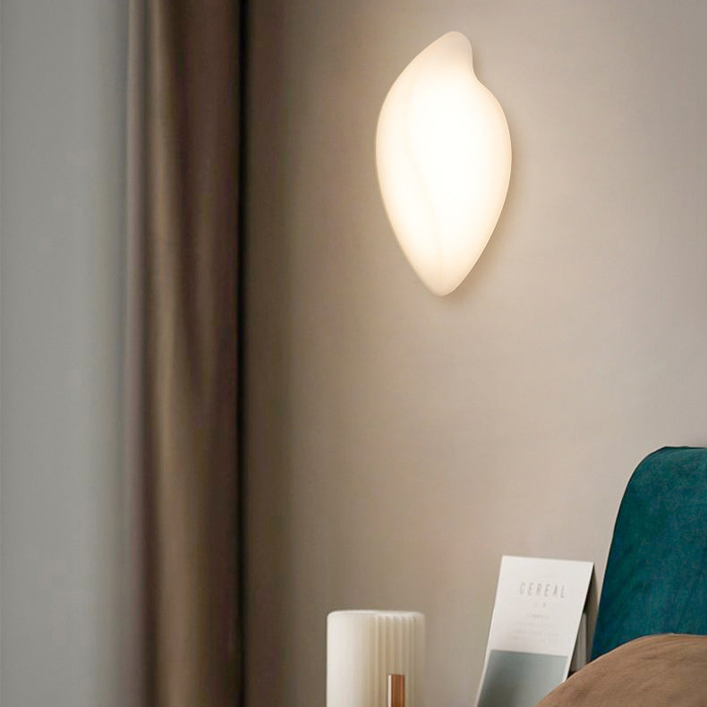Applique murale LED en forme de feuille crème minimaliste moderne avec abat-jour en fer roto-moulé pour salon 