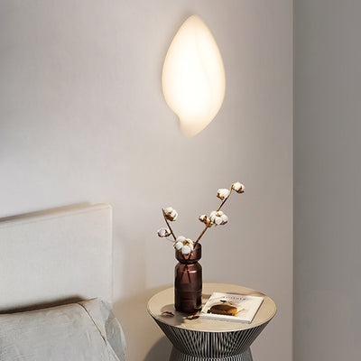 Moderne minimalistische cremefarbene Blattform-Roto-Guss-Eisenlampenschirm-LED-Wandleuchte für das Wohnzimmer 