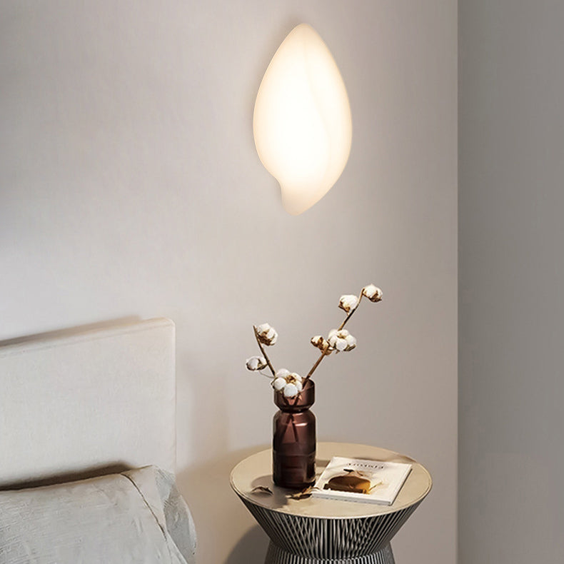 Moderne minimalistische cremefarbene Blattform-Roto-Guss-Eisenlampenschirm-LED-Wandleuchte für das Wohnzimmer 