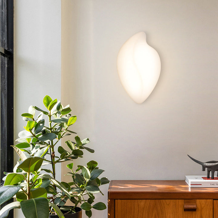 Applique murale LED en forme de feuille crème minimaliste moderne avec abat-jour en fer roto-moulé pour salon 