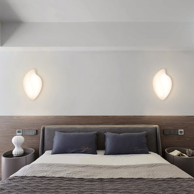 Moderne minimalistische cremefarbene Blattform-Roto-Guss-Eisenlampenschirm-LED-Wandleuchte für das Wohnzimmer 