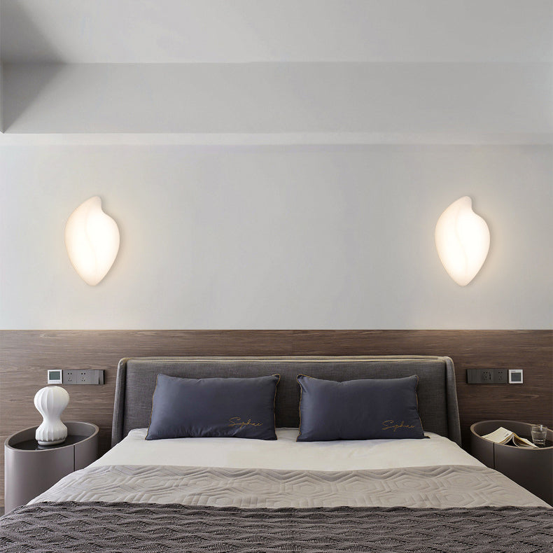 Moderne minimalistische cremefarbene Blattform-Roto-Guss-Eisenlampenschirm-LED-Wandleuchte für das Wohnzimmer 