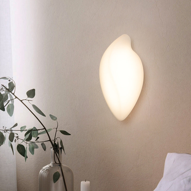 Applique murale LED en forme de feuille crème minimaliste moderne avec abat-jour en fer roto-moulé pour salon 