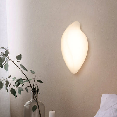Moderne minimalistische cremefarbene Blattform-Roto-Guss-Eisenlampenschirm-LED-Wandleuchte für das Wohnzimmer 