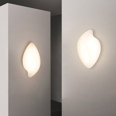 Moderne minimalistische cremefarbene Blattform-Roto-Guss-Eisenlampenschirm-LED-Wandleuchte für das Wohnzimmer 