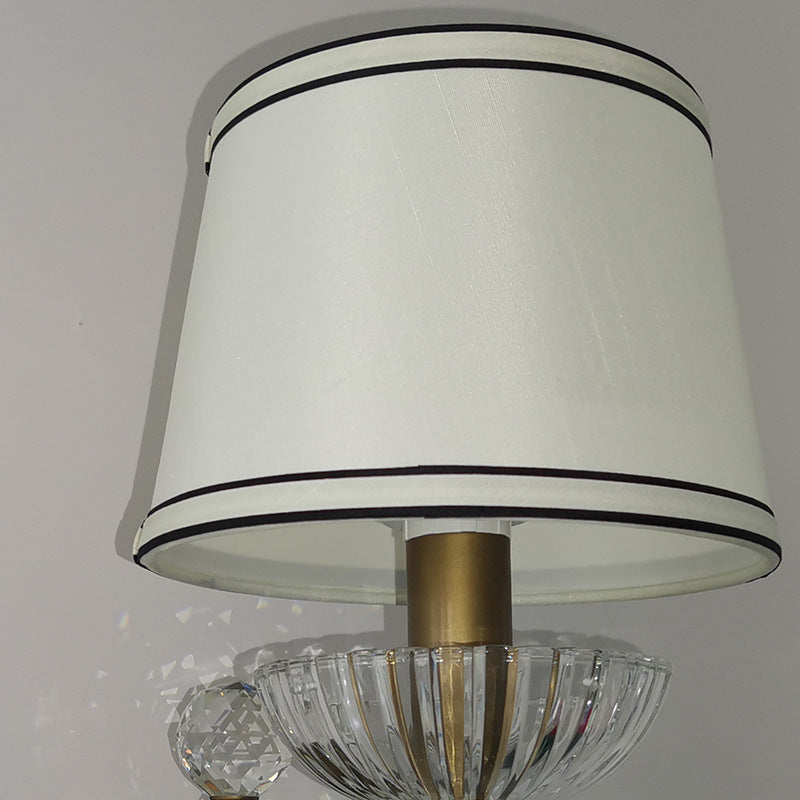 Applique murale contemporaine en forme de chapeau de simplicité en tissu avec cristaux en fer 1 - Lumière pour salon 