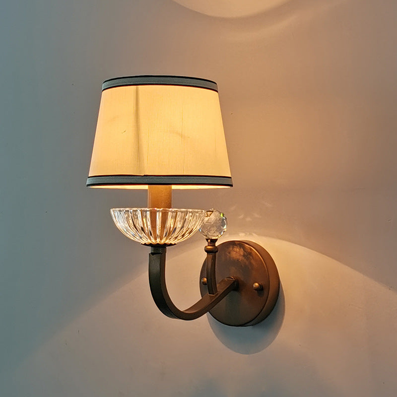 Applique murale contemporaine en forme de chapeau de simplicité en tissu avec cristaux en fer 1 - Lumière pour salon 