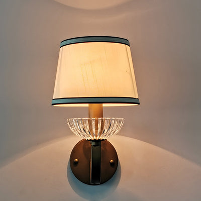 Applique murale contemporaine en forme de chapeau de simplicité en tissu avec cristaux en fer 1 - Lumière pour salon 