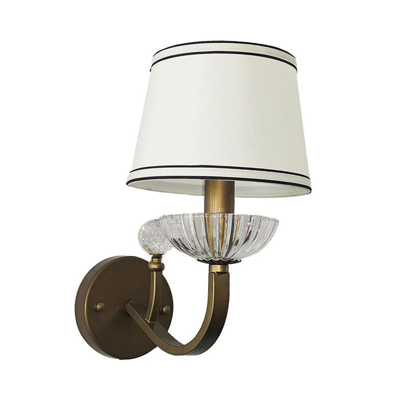 Applique murale contemporaine en forme de chapeau de simplicité en tissu avec cristaux en fer 1 - Lumière pour salon 