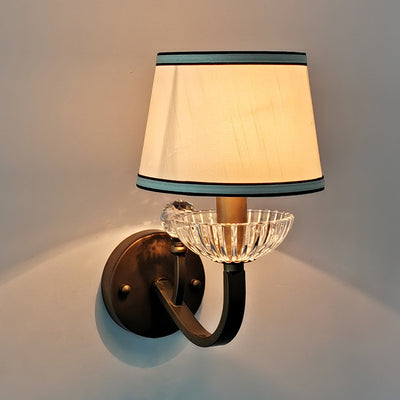 Applique murale contemporaine en forme de chapeau de simplicité en tissu avec cristaux en fer 1 - Lumière pour salon 