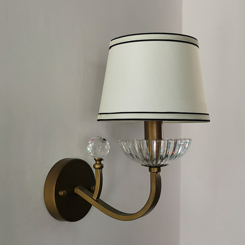 Applique murale contemporaine en forme de chapeau de simplicité en tissu avec cristaux en fer 1 - Lumière pour salon 