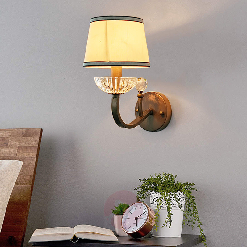 Applique murale contemporaine en forme de chapeau de simplicité en tissu avec cristaux en fer 1 - Lumière pour salon 