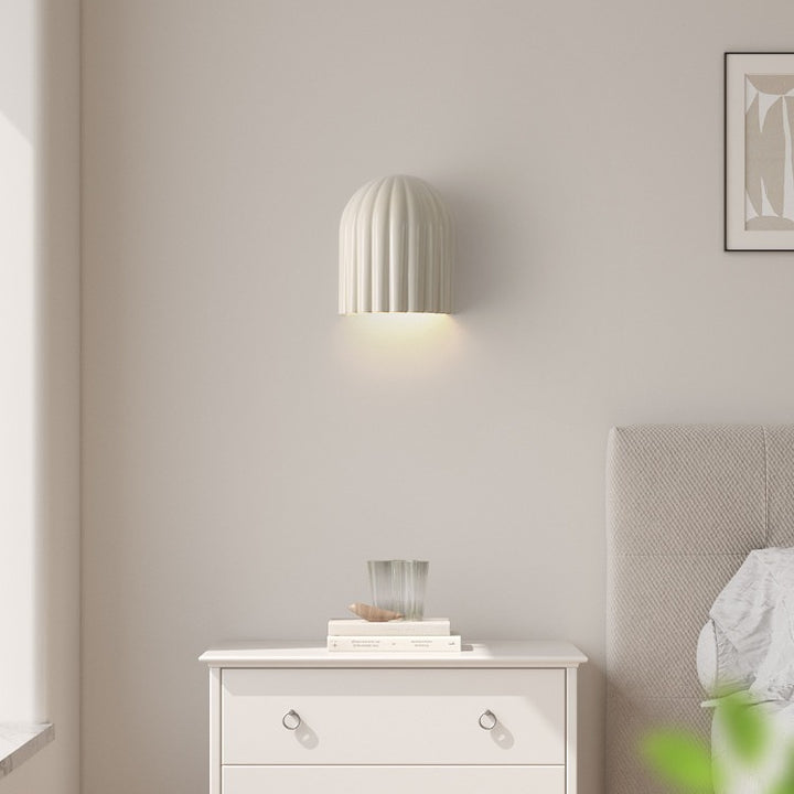 Pantalla de lámpara de hierro con franjas verticales semicirculares crema creativa contemporánea 2 - Aplique de pared de luz para dormitorio 