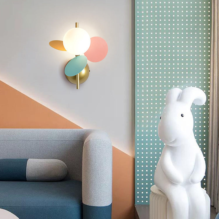 Applique murale contemporaine avec abat-jour en verre en forme d&
