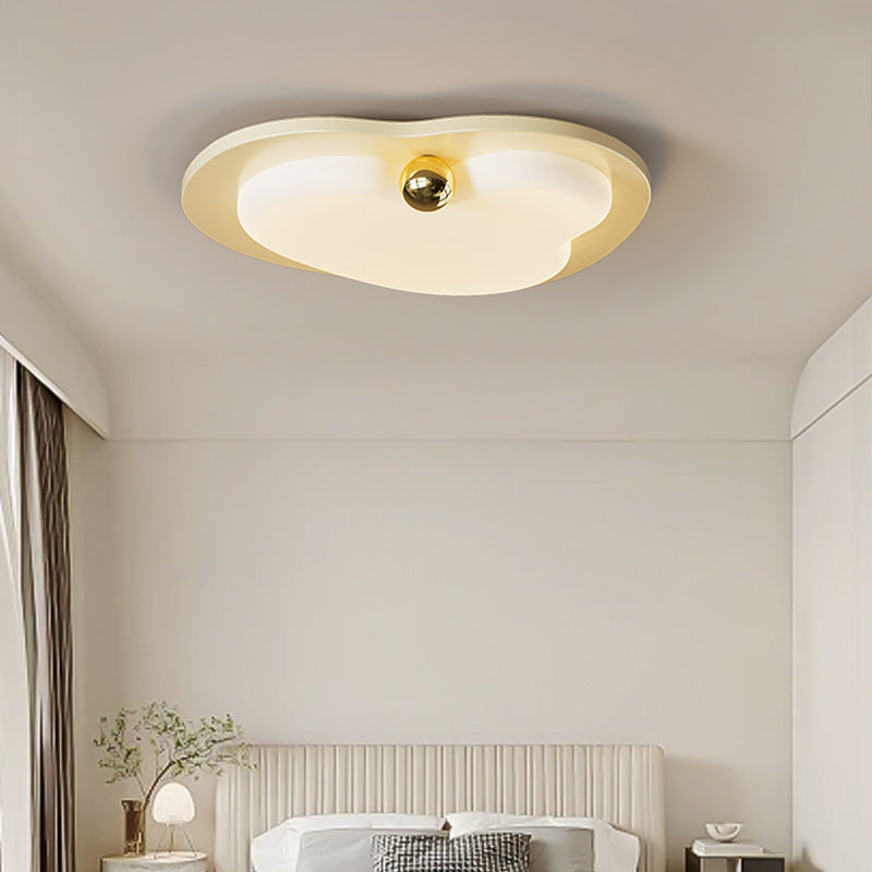 Lustre LED moderne avec abat-jour en acrylique en forme de cœur créatif et monture affleurante pour chambre à coucher 