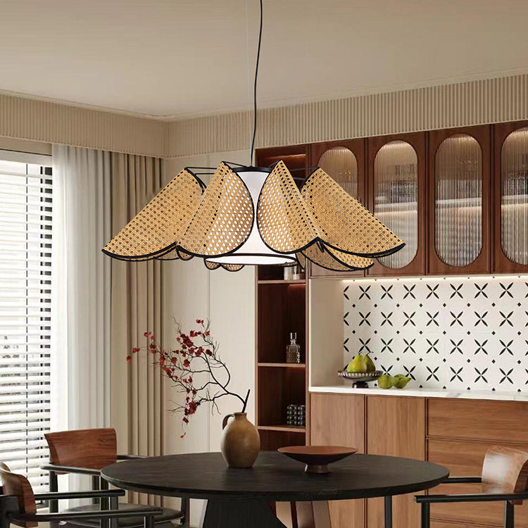 Pantalla de lámpara de tela trapezoidal tejida en ratán con hojas dobladas de estilo boho contemporáneo, hardware de candelabro de 1 luz para comedor 
