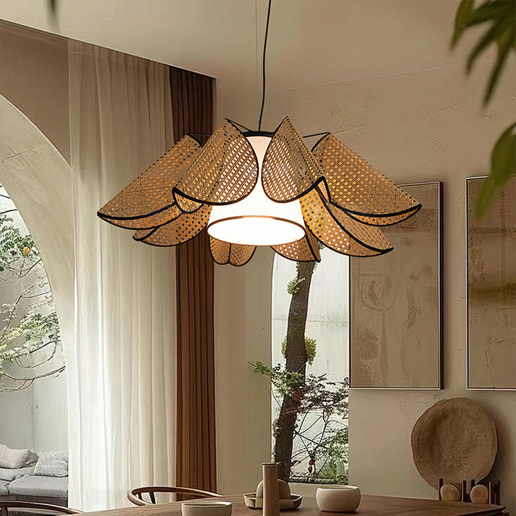 Pantalla de lámpara de tela trapezoidal tejida en ratán con hojas dobladas de estilo boho contemporáneo, hardware de candelabro de 1 luz para comedor 