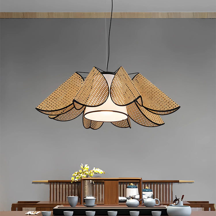 Pantalla de lámpara de tela trapezoidal tejida en ratán con hojas dobladas de estilo boho contemporáneo, hardware de candelabro de 1 luz para comedor 
