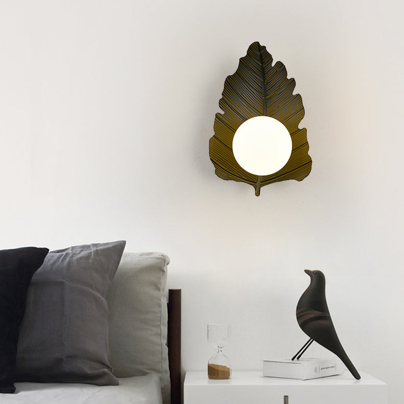 Zeitgenössische kreative Eisenblatt-Glaskugel-Lampenschirm 1 - Licht Wandleuchte für Wohnzimmer 