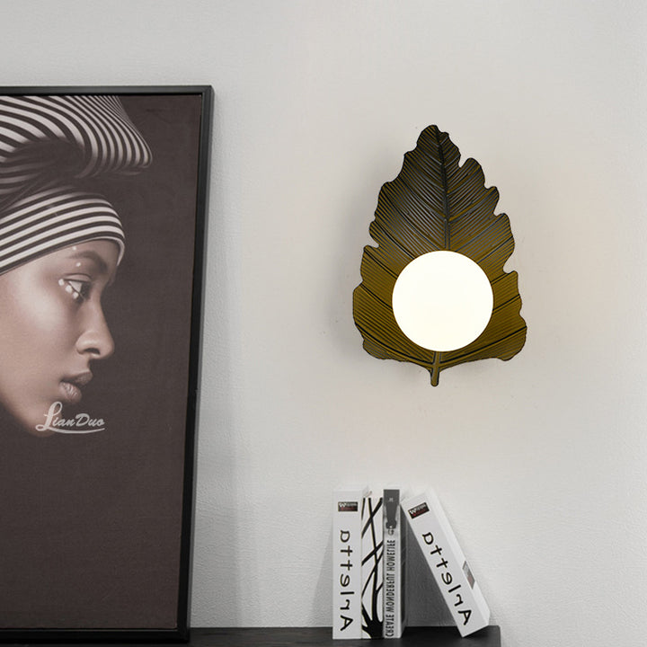Zeitgenössische kreative Eisenblatt-Glaskugel-Lampenschirm 1 - Licht Wandleuchte für Wohnzimmer 
