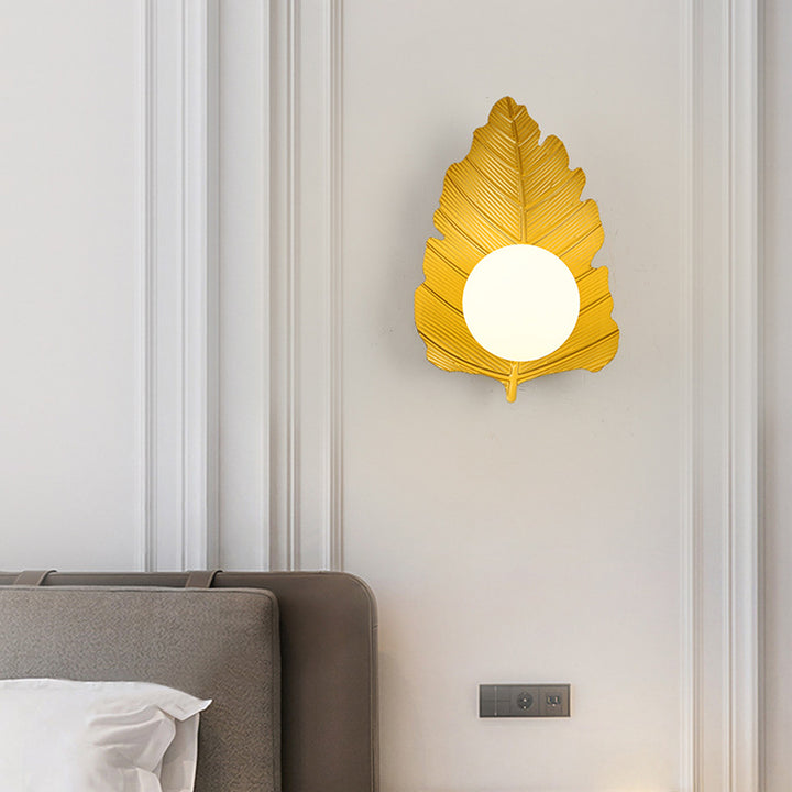 Zeitgenössische kreative Eisenblatt-Glaskugel-Lampenschirm 1 - Licht Wandleuchte für Wohnzimmer 