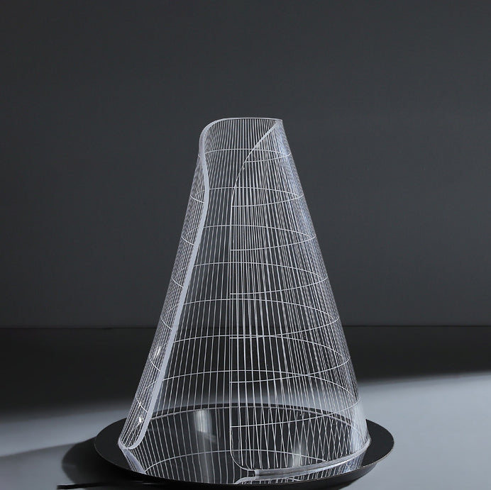 Moderne Art Deco Kegelförmige Acryl-Lampenschirm Edelstahlbasis LED-Tischlampe für Wohnzimmer 