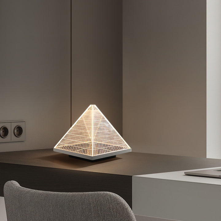 Lampe de table LED avec abat-jour en acrylique pyramidal Art Déco moderne et base en acier inoxydable pour salon 