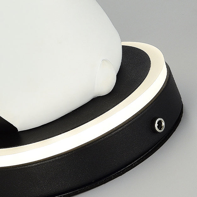 مصباح طاولة LED بغطاء مصباح PVC وقاعدة راتنج باندا إبداعية معاصرة لغرفة النوم 