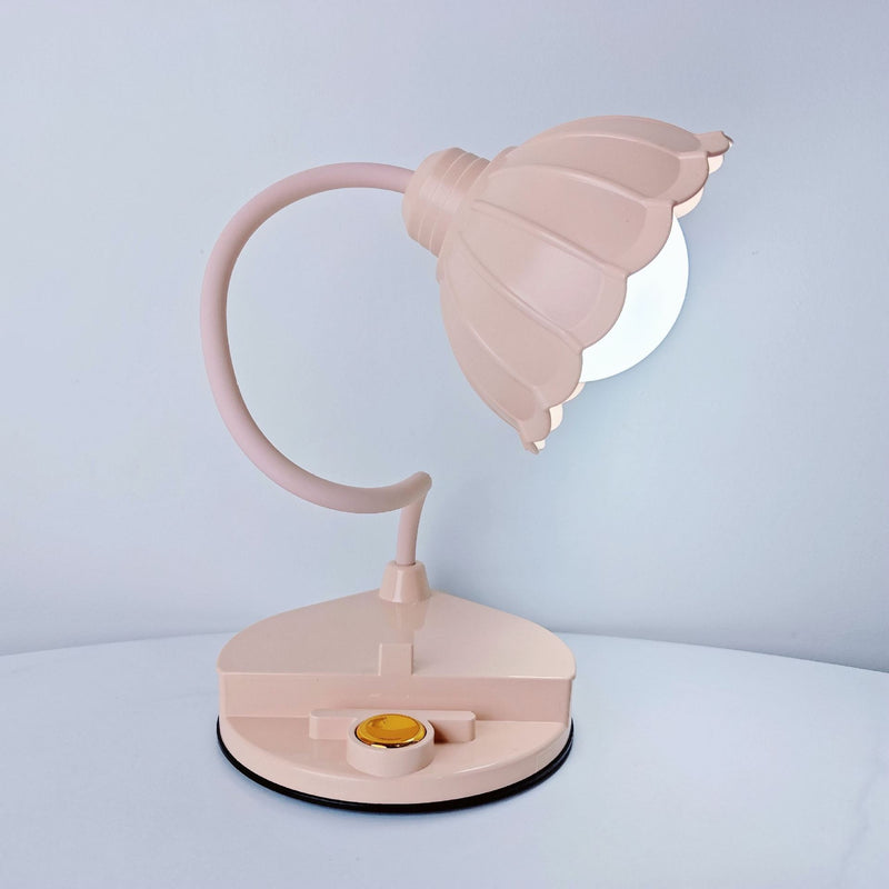 مصباح طاولة LED بقاعدة مستديرة ومظلة زهور ABS قابلة للالتواء بتصميم نوردي معاصر لغرفة النوم 
