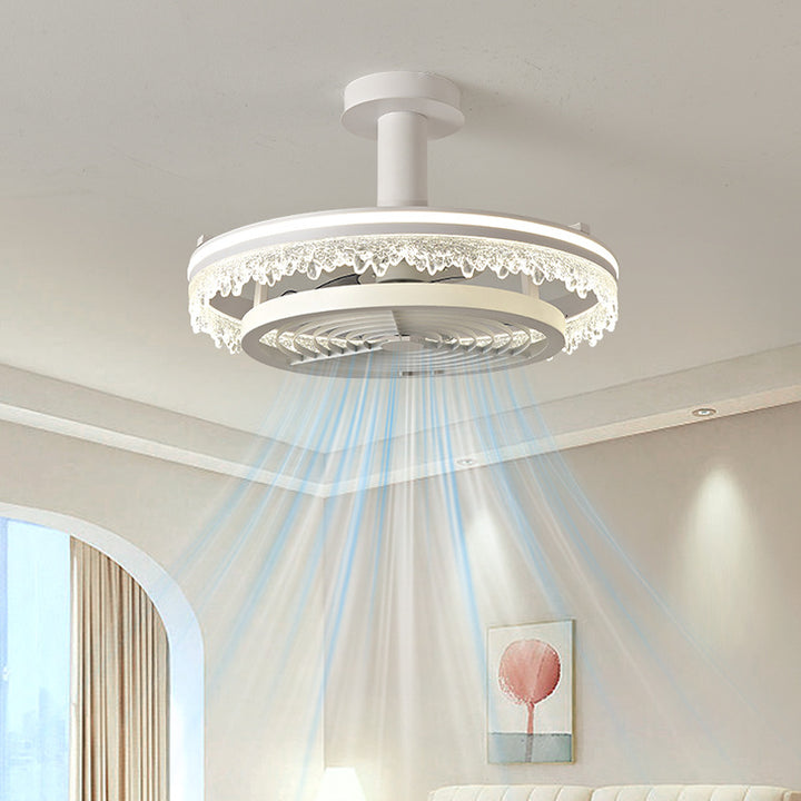 Zeitgenössischer nordischer Kuppelrunder Eisen-Acryl-Eisstruktur-Rand-LED-Deckenventilator mit Stangen für das Wohnzimmer 