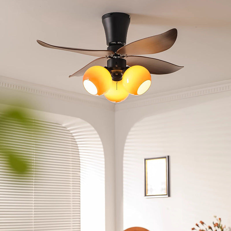 Traditioneller französischer Vier-ABS-Lüfter mit rundem Glasschirm, Eisen 3 - Licht-Abhängestangen-Deckenventilator-Licht für Wohnzimmer 