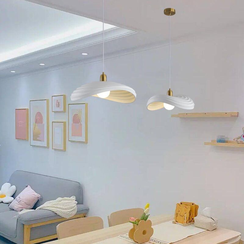 Contemporain nordique forme irrégulière ondulée résine matériel 1 - Suspension lumineuse pour salle à manger 